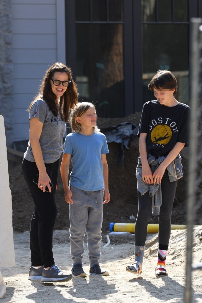 Jennifer Garner And Kids Check Out Their New Home