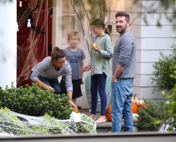 Ben Affleck Carves Pumpkins With Jennifer Garner & Their Kids